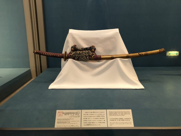 Samurajsvärd i sin skida i en monter
