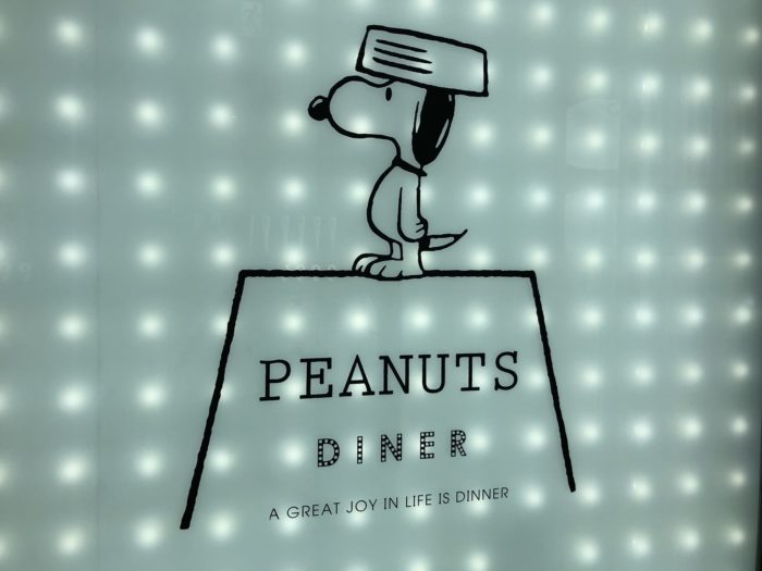 Skylt till Peanuts Diner