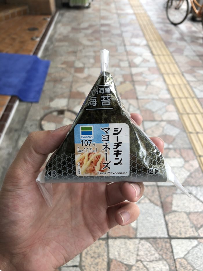 Närbild på onigiri från snabbköp
