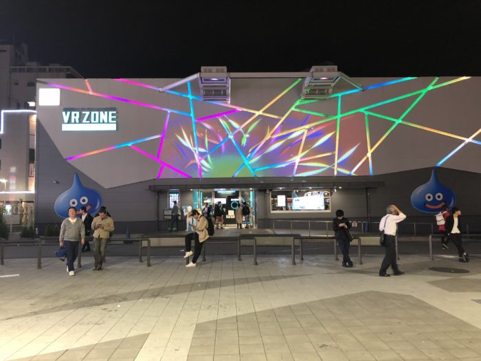Byggnaden för VR Zone med ljussatt fasad