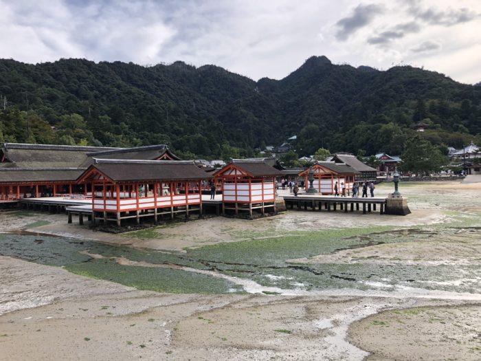 Itusukushima-templet med bortsjunket tidvatten
