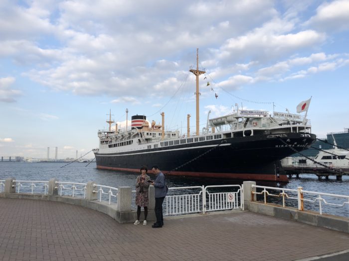 Skeppet Hikawa Maru dockat i hamnen