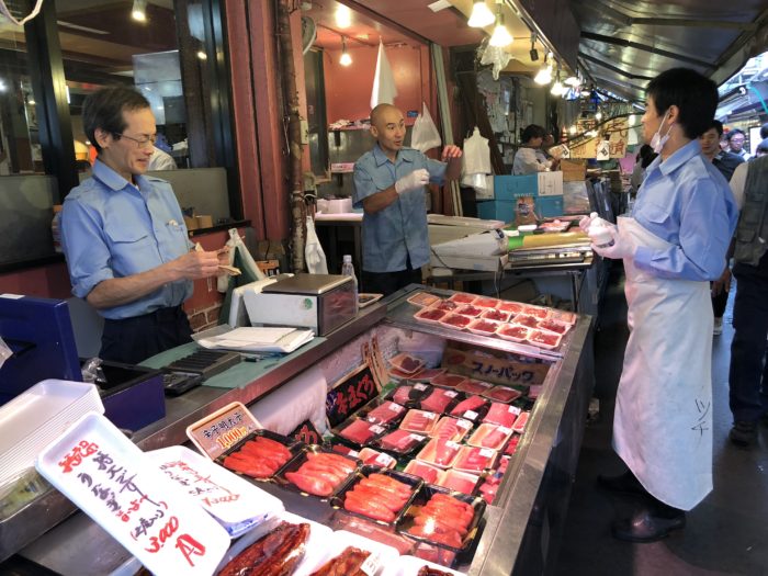 Försäljare vid sitt stånd i Tsukiji