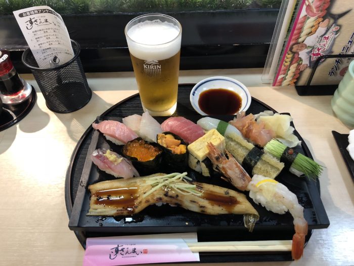Tallrik med sushi och en öl