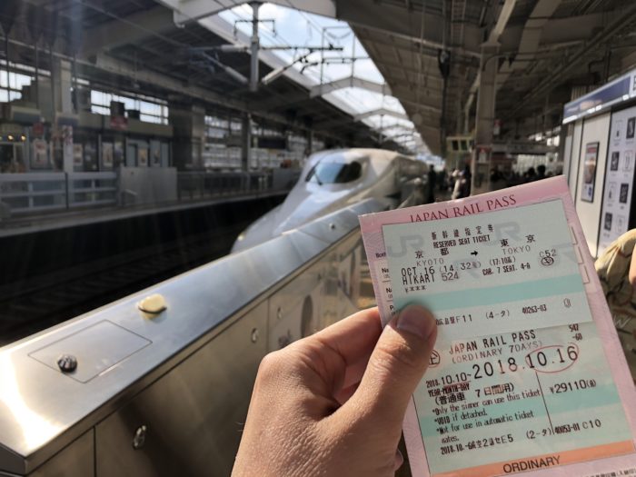 Shinkansen anländer till en tågplattform
