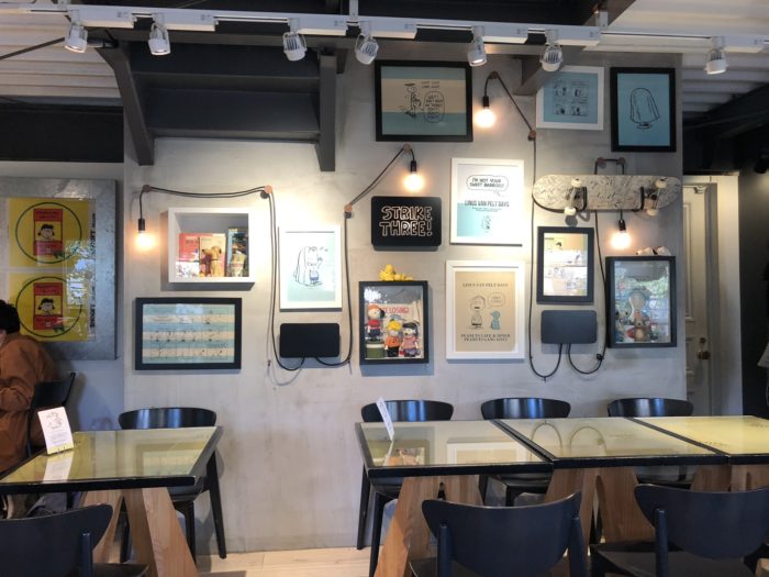 Bord och vägg på Peanuts Café