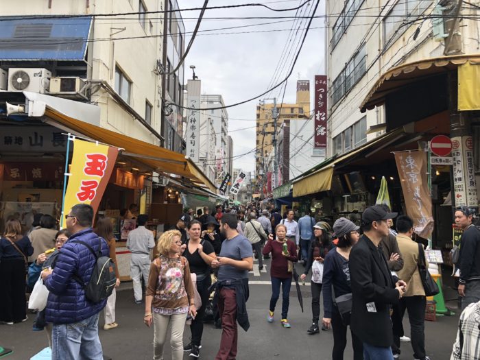 Fullsmockad gata i Tsukiji