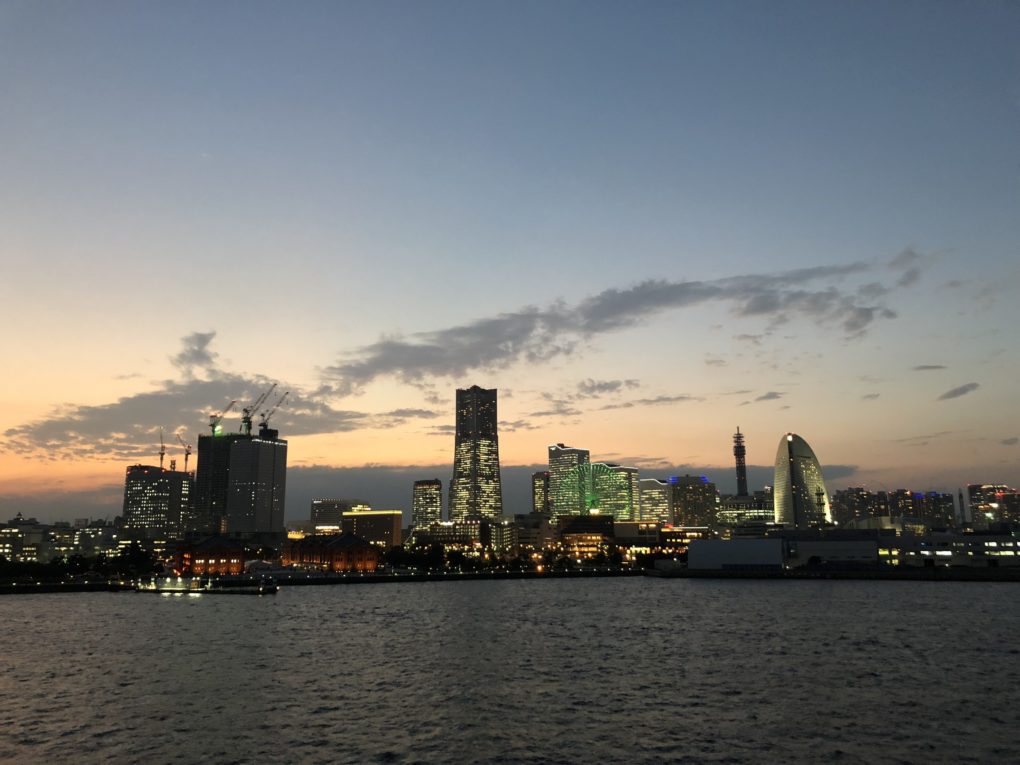 Yokohamas skyline i mörker